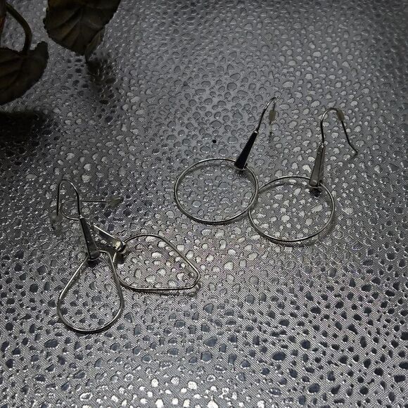 "5/$25" 2 Pairs Of Circle/Teardrop Minimalist Silver Tone Dangle Earrings - Picture 3 of 6